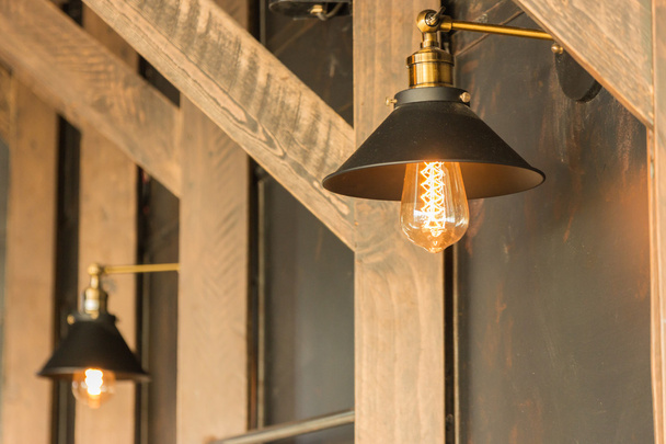 lámpara de moda antigua colgando en la pared de madera
 - Foto, imagen