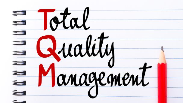 TQM Total Quality Management написано на странице ноутбука
 - Фото, изображение