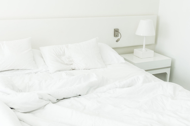 Travesseiro branco na cama enrugada
 - Foto, Imagem