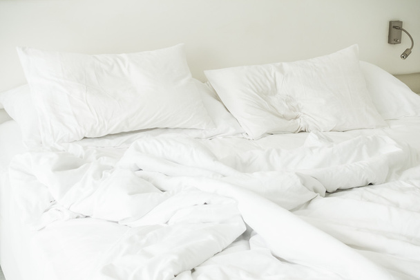 Valkoinen tyyny rumpled sängyllä
 - Valokuva, kuva
