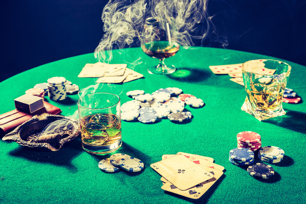 Whiskey, cigar and cards in vintage gambling table - Foto, imagen