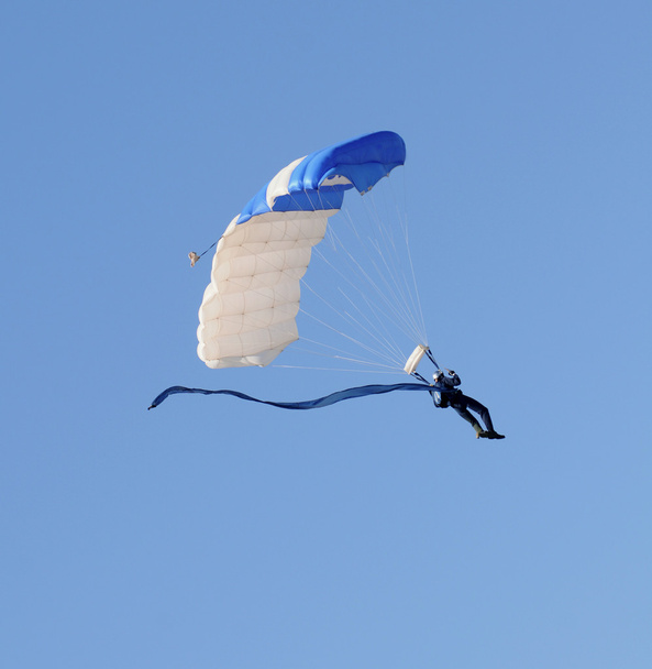 parachutiste descendant
 - Photo, image