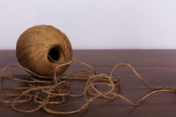 Ball of string on a wooden background - Foto, afbeelding