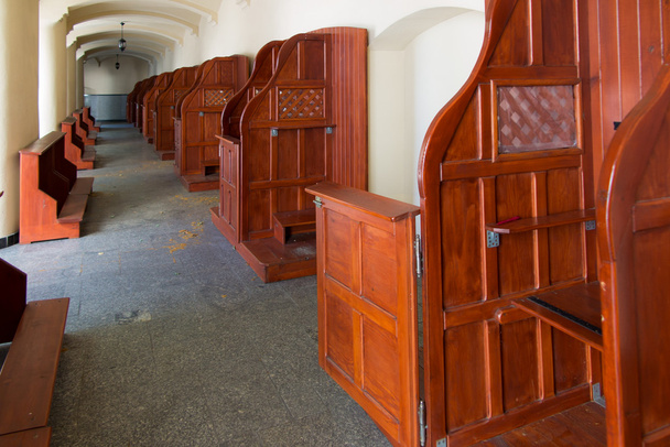 Confessionários vazios, um lugar de arrependimento e conversão. Internacionalmente
 - Foto, Imagem