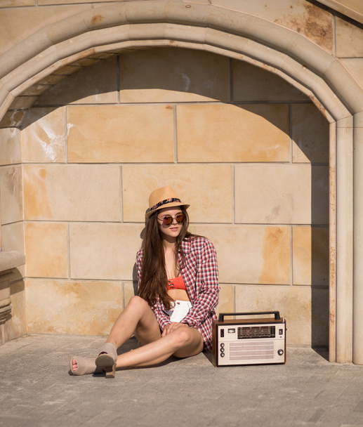 Kaunis nuori boho nainen retro stereo istuu stre
 - Valokuva, kuva