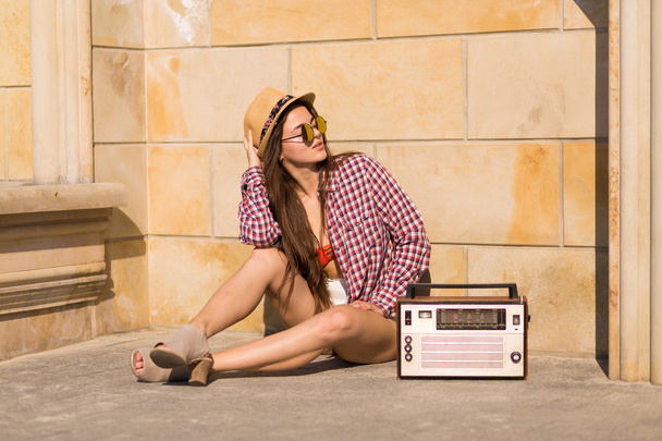 Krásná mladá boho žena s retro stereo sedí na ulici - Fotografie, Obrázek