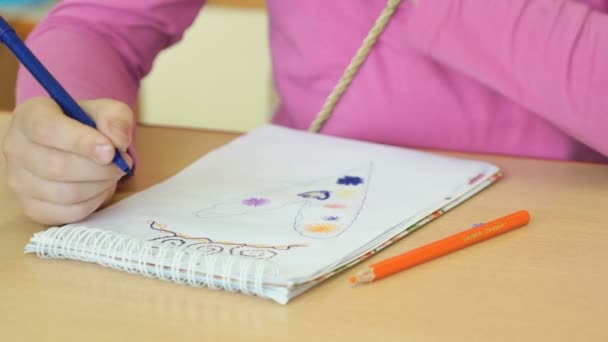 The little girl draws the pictures in the copybook - Filmmaterial, Video