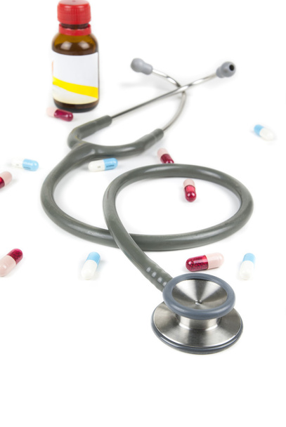 stethoscoop en kleurrijke pillen - Foto, afbeelding