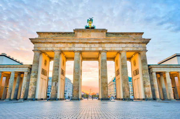 Puerta de Brandeburgo con la salida del sol en Berlín, Alemania
 - Foto, Imagen