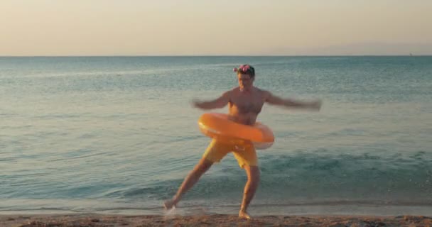 Lustiger Mann tanzt am Strand - Filmmaterial, Video