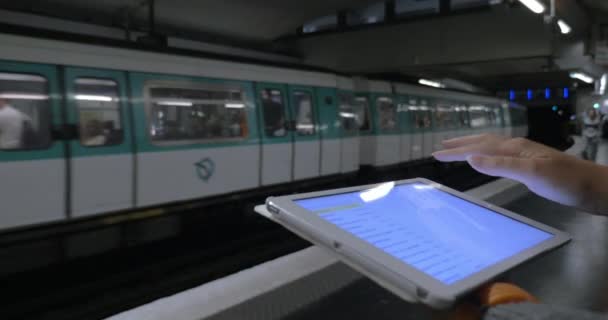 Mädchen mit Touchpad in U-Bahn - Filmmaterial, Video