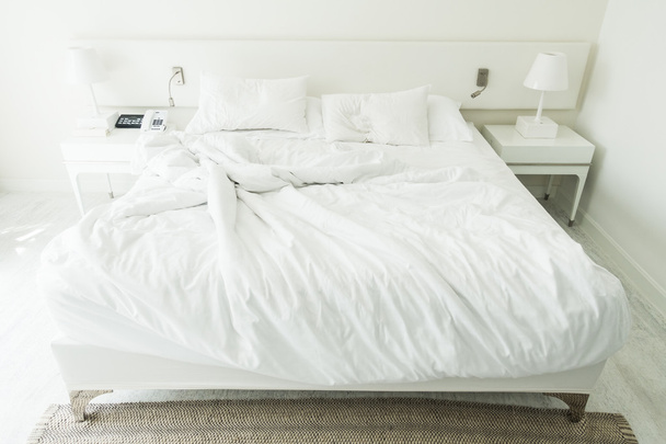 Buruşuk yatakta beyaz yastık - Fotoğraf, Görsel
