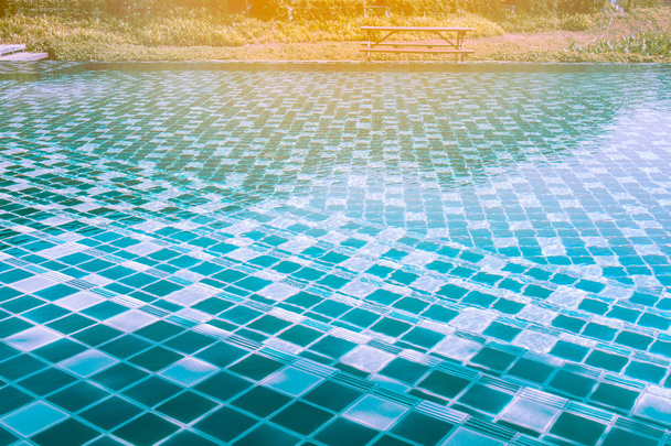 бассейн с солнечным светом
 - Фото, изображение