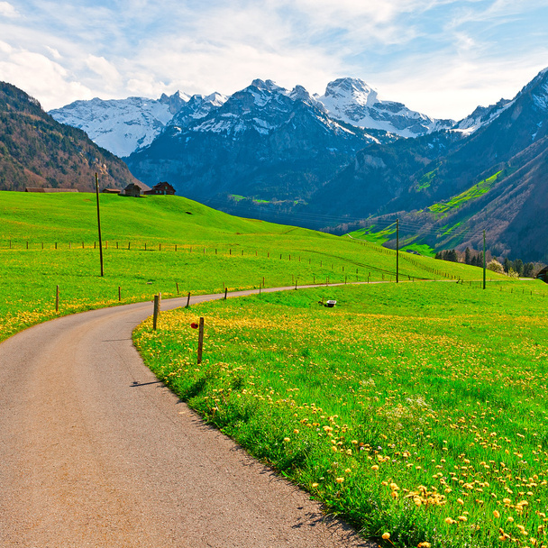 Ασφάλτινη διαδρομή μήκους σε Ελβετικές Άλπεις - Φωτογραφία, εικόνα