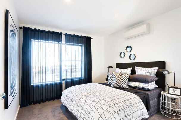 Dormitorio de lujo de un hotel moderno que extiende la luz del sol
  - Foto, imagen