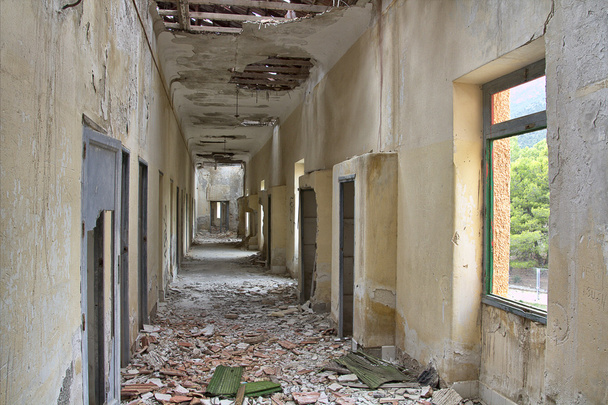 gangen en daken verwoest huis gebroken - Foto, afbeelding