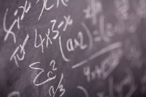 Κοντινό πλάνο του μαυροπίνακα με μαθηματικών εξισώσεων - Φωτογραφία, εικόνα