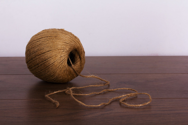 Palla di spago su uno sfondo di legno
 - Foto, immagini