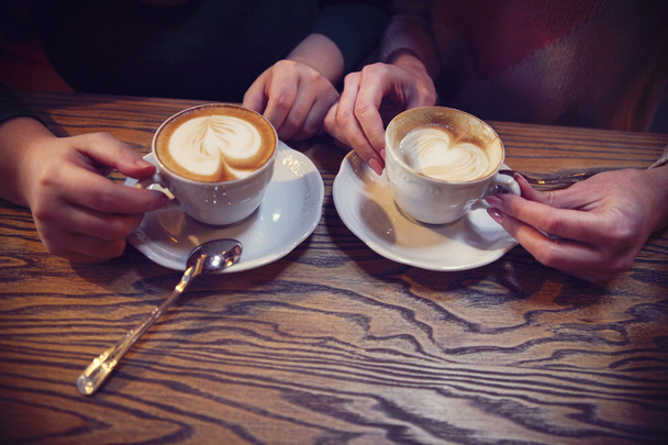Koleżanki ręce trzymając filiżanek kawy - Zdjęcie, obraz