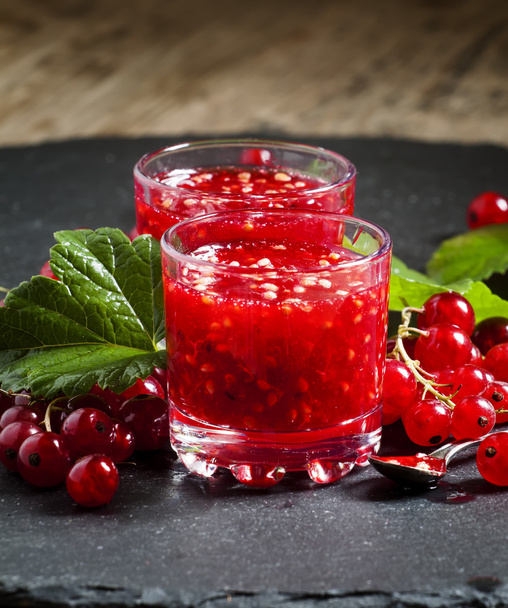Fresh homemade jam rubbed red currants in a glasses - Foto, Bild