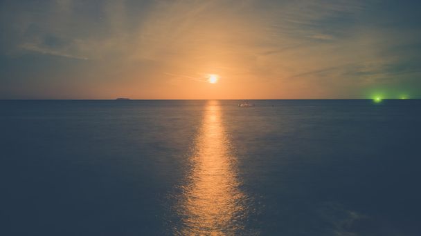 Φως του φεγγαριού πάνω από τη θάλασσα - Φωτογραφία, εικόνα