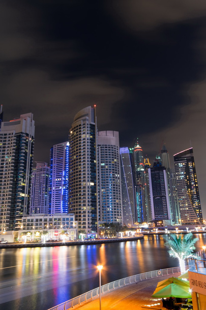 Ντουμπάι Μαρίνα την νύχτα σε Ηνωμένα Αραβικά Εμιράτα - Φωτογραφία, εικόνα