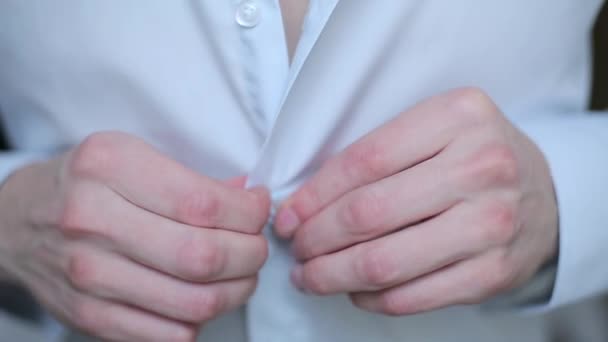 Man buttoning white shirt close up - Πλάνα, βίντεο
