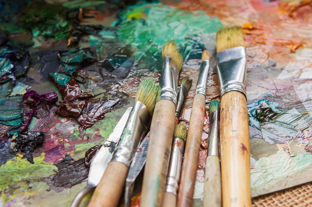 artist brush and palette with paints oil painting impressionism - Valokuva, kuva