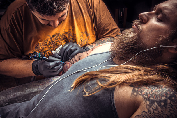 Especialista en tatuajes en el trabajo en salón de tatuajes
 - Foto, Imagen