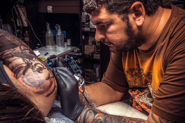 Tetoválás szakember létre tattoo tetováló szalon - Fotó, kép