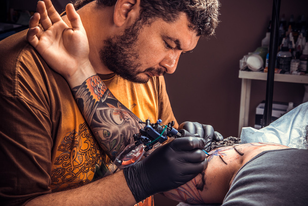 Professzionális tetováló művész dolgozik, tetoválás stúdió - Fotó, kép