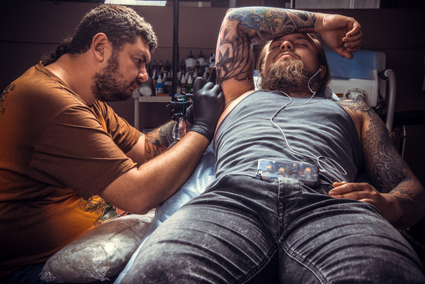 Ember visel kesztyűt, működő tetoválás stúdió - Fotó, kép