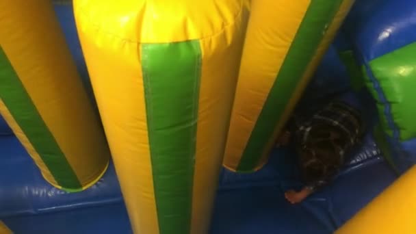 Chica joven salta en castillo rebotando
 - Metraje, vídeo