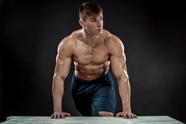 Молодой мускулистый человек
 - Фото, изображение