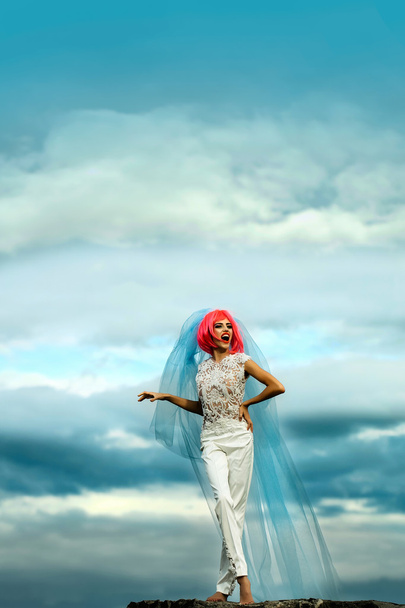 bride with orange hair on blue sky - Foto, afbeelding