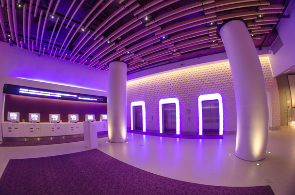 NUEVA YORK CITY - 8 DE MARZO: Las luces púrpuras iluminan el interior
 - Foto, imagen