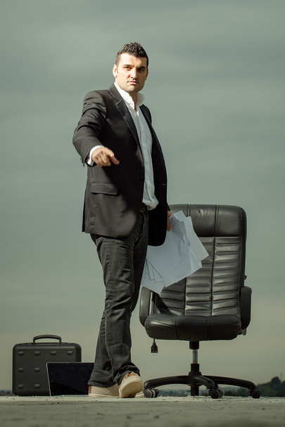 businessman with paper in outdoor office - Foto, Imagen
