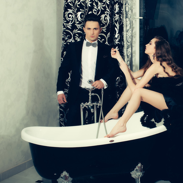 elegant couple in bath - Foto, afbeelding
