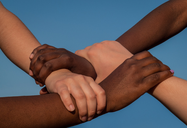gemeinsame Hände von multirassischen Freunden in Zusammenarbeit als Team - Foto, Bild