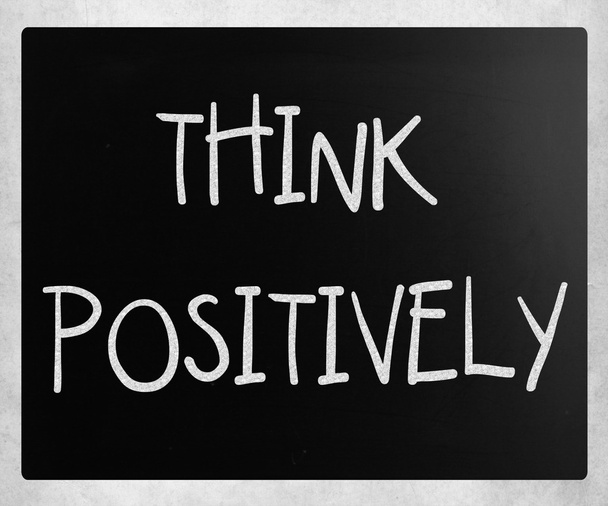 "Pensez positivement "manuscrit avec de la craie blanche sur un tableau noir
 - Photo, image