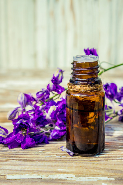 Pequeña botella de aceite de aroma cosmético natural (esencial)
 - Foto, Imagen