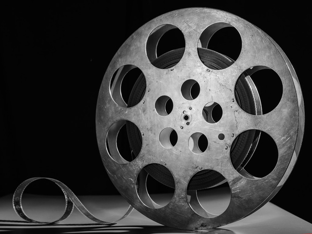 Reel van film op de achtergrond van een zwart-wit - Foto, afbeelding