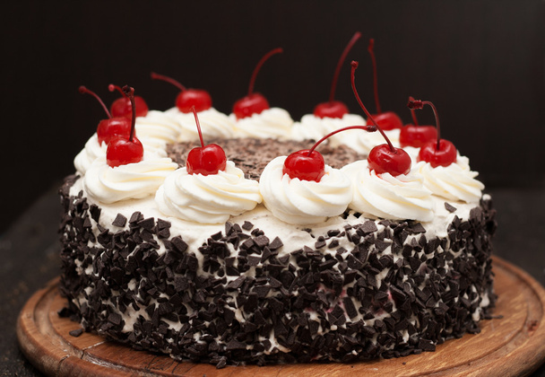 Μέλανα Δρυμό τούρτα σε σκούρο φόντο - Φωτογραφία, εικόνα