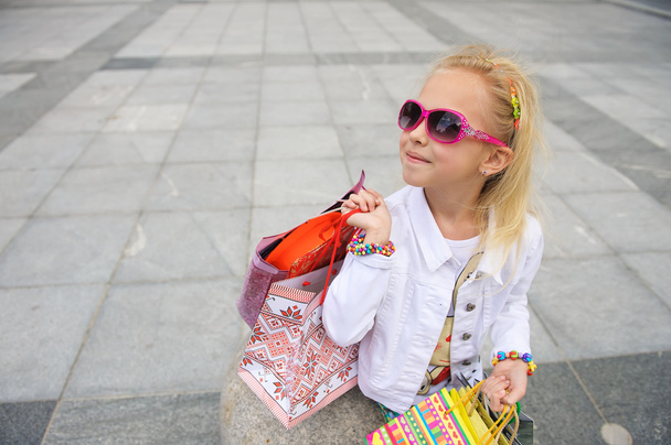 Fiatal kislány teljes bevásárló táskák. - Fotó, kép