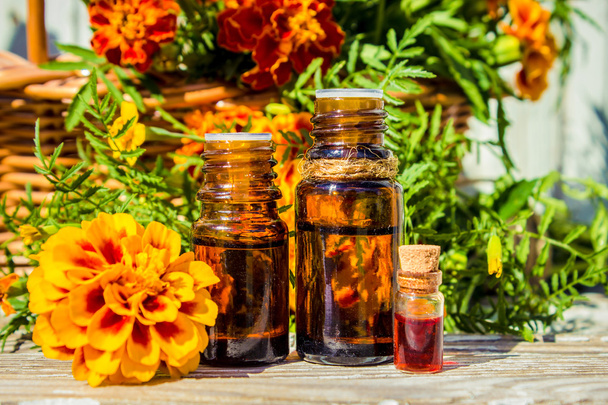 Botella pequeña de aceite esencial de caléndula (extracto de flores de tagetes, tintura, infusión
) - Foto, imagen