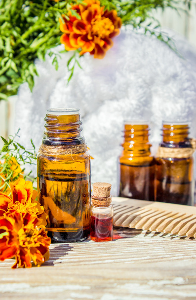 Botella pequeña de aceite esencial de caléndula (extracto de flores de tagetes, tintura, infusión
) - Foto, Imagen