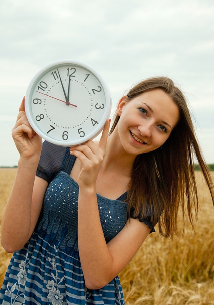 Teini tyttö omistaa kellot
 - Valokuva, kuva