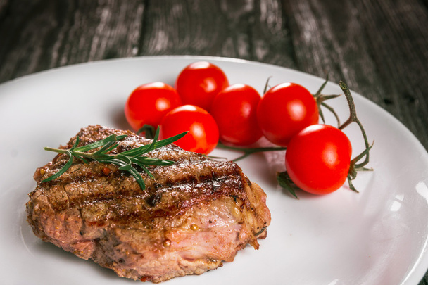 biftek ve bir plaka üzerinde domates - Fotoğraf, Görsel