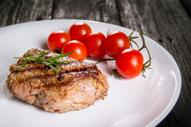 biftek ve bir plaka üzerinde domates - Fotoğraf, Görsel