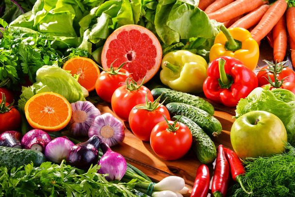 Composición con variedad de verduras y frutas orgánicas frescas - Foto, imagen